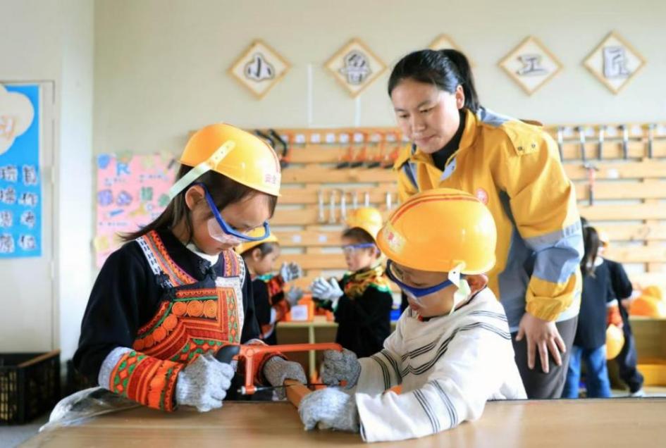 涼山州昭覺縣昭美社區(qū)幼兒園的小朋友在木工坊進(jìn)行動手實踐。昭覺縣昭美社區(qū)幼兒園供圖