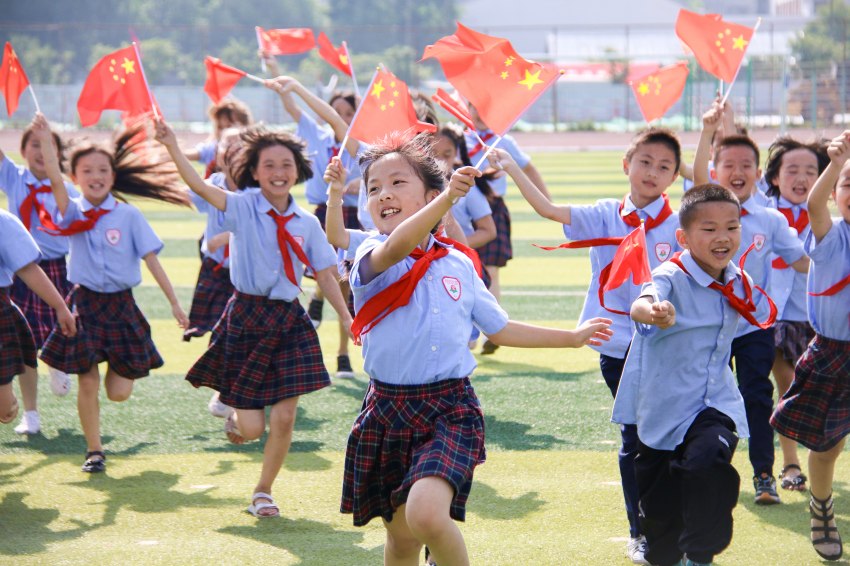 旺蒼縣佰章小學的孩子們祝福祖國“生日快樂”。李俊攝