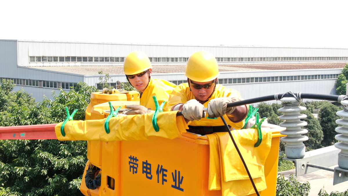 帶電作業(yè)人員在高溫下開展帶電作業(yè)。陳前宇攝