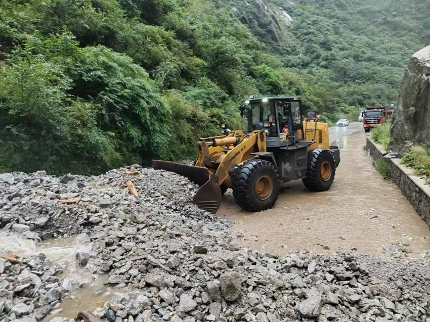 施工機(jī)械搶通道路。臥龍?zhí)貐^(qū)供圖