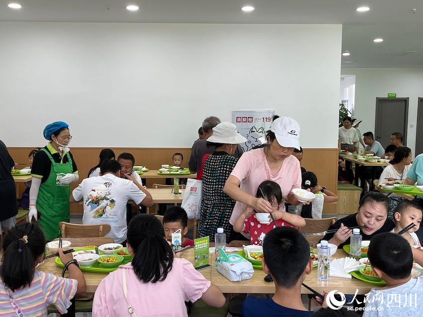 青羊區(qū)“同瑞里”社區(qū)共享食堂，帶娃的寶媽稱為食堂常客。人民網(wǎng)記者 郭瑩攝