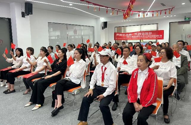 聲揚(yáng)中華情 共圓強(qiáng)國夢近日，邛崍市舉辦港澳臺僑和各界人士聯(lián)袂詩朗誦匯演，在邛港澳臺僑界代表、歸國留學(xué)人員和社區(qū)居民等50余人齊聚一堂，以詩為媒，以聲傳情。