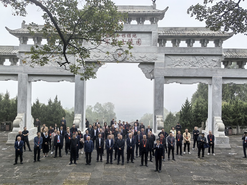 參觀川陜革命根據(jù)地紅軍烈士陵園。巴中市政協(xié)供圖