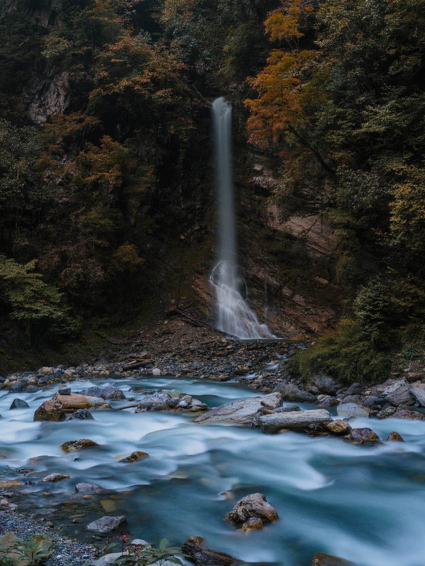 開(kāi)門石瀑布。二郎山喇叭河景區(qū)供圖