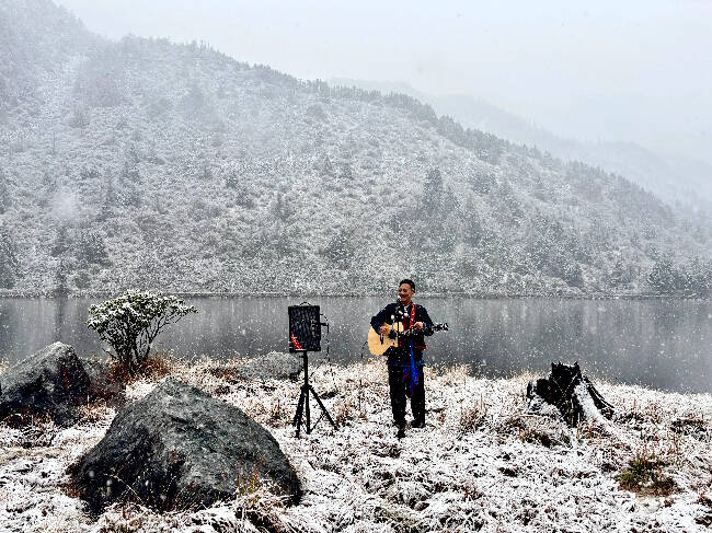 螺髻山工作人員為游客演唱歌曲。李岢洋攝