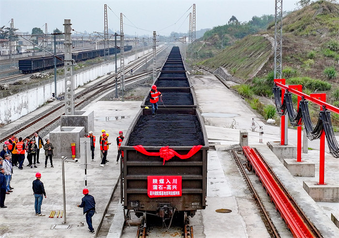 2024年11月11日，從陜西蒲石入川的首列運煤專列，停靠在四川省首個國家級儲配煤基地廣安華鎣市高興儲配煤基地翻車機房前等待卸載。邱海鷹、劉南賢攝